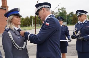 Komendant Wojewódzki Policji we Wrocławiu nadinspektor Dariusz Wesołowski przypina medal policjantce.
