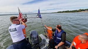 Dolnośląscy policjanci, strażacy i ratownicy Wodnego Ochotniczego Pogotowia Ratunkowego płyną policyjną łodzią