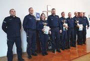 Grupowe zdjęcie Zastępcy Komendanta Wojewódzkiego Policji inspektora Norberta Kurendy wraz ze zwycięzcami i towarzyszącymi im przełożonymi.