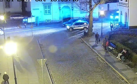 zdjęcia z kamer miejskich przedstawiających jak samochód osobowy ucieka przed policją ulicami miasta