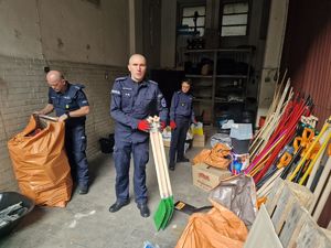 policjanci noszą pomoc humanitarną