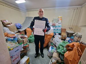 policjanci noszą pomoc humanitarną