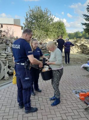 Policjanci przekazują pomoc mieszkańcom