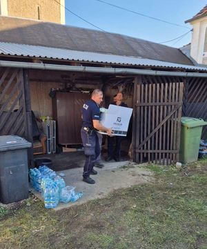 Policjanci przekazują pomoc mieszkańcom