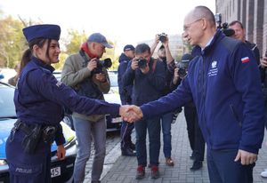 Wojewoda dolnośląski podaje rękę policjantce