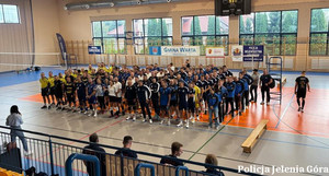 wszyscy zawodnicy na sali sportowej na której odbywały się zawody