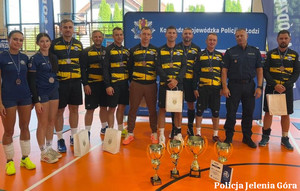 zwycięskie drużyny z pucharami i medalami pozują do zdjęcia