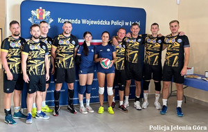zwycięskie drużyny  pozują do zdjęcia
