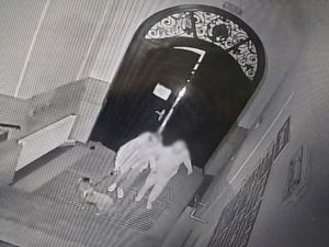 dwie starsze kobiety wchodzą do komendy