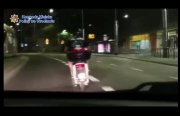 Kadr z filmu na którym widać kierowcę jadącego skuterem