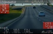 Kadr z filmu na którym widać jak kierowca osobowego samochodu przekracza dozwoloną prędkość o ponad 75 km/h.