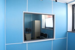 niebieski pokój z lustrem weneckim