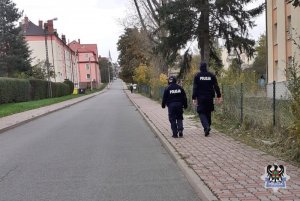 Dwóch policjantów umundurowanych patroluje ulice miasta.