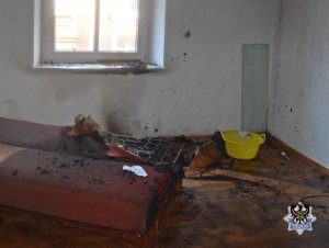 Na zdjęciu miejsce wzniecenia pożaru, pokój z nadpalonym materacem.
