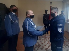 Na zdjęciu Komendant Powiatowy Policji w Jaworze gratuluje nowemu policjantowi.