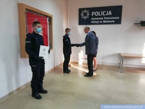 Na zdjęciu Komendant Powiatowy Policji w Wołowie składa gratulacje nowo przyjętym dwóm policjantom.