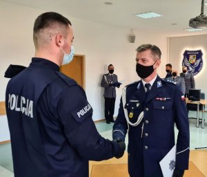 Na zdjęciu Komendant Wojewódzki Policji we Wrocławiu inspektor Dariusz Wesołowski składa gratulacje nowo przyjętemu policjantowi.