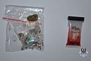 Na zdjęciu zabezpieczone narkotyki w postaci marihuany oraz narkotest.