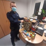 Na zdjęciu sierżant sztabowy. Jan Kołodziejczyk pakuje podarunki dla 8-letniego chłopca.