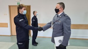 Na zdjęciu I Zastępca Komendanta Wojewódzkiego Policji inspektor Krzysztof Noculak gratuluje nowo przyjętemu policjantowi.