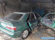 Na zdjęciu częściowo spalony samochód osobowy stojący w garażu.
