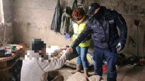 policjanci i pracownicy MOPS-u odwiedzają osoby bezdomne