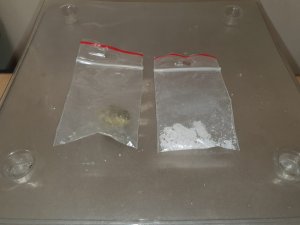 Na zdjęciu narkotyki w dwóch woreczkach strunowych.