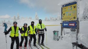 policjanci stojący na nartach w kamizelkach
