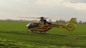 Zdjęcie przedstawia helikopter Lotniczego Pogotowia Ratunkowego stojący w polu.