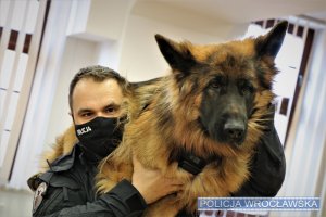 policjant z psem podczas zajęć