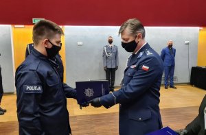 Komendanta Wojewódzki Policji we Wrocławiu wręcza akty nominowania na policjantów