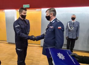 Komendant Wojewódzki Policji we Wrocławiu gratuluje nowo przyjętemu policjantowi