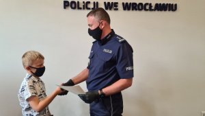 Z-ca komendanta Wojewódzkiego Policji we Wrocławiu wręcza nagrody