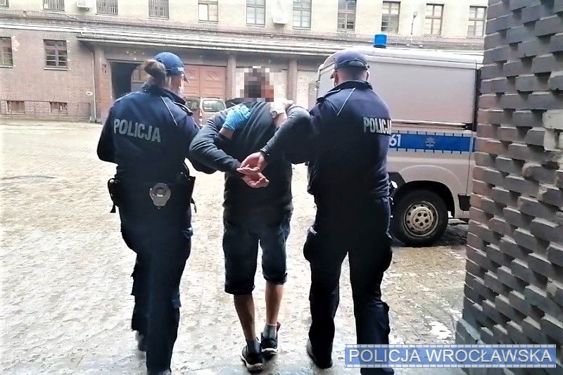 Zaatakował Policjantów Nożem Trafił Prosto Za Kratki Policjapl Portal Polskiej Policji 3147