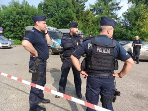 zdjęcie kolorowe: umundurowani policjanci katowickiej komendy przed stadionem GKS Katowice