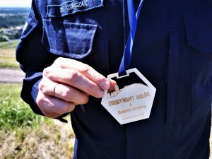 policjant trzmający, wykonany z drewna, medal z napisem &quot;zdobywamy Hałdę z Gazetą Łaziską&quot;