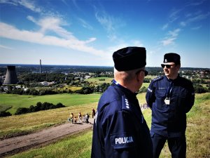 dwóch policjantów w umundurowaniu ćwieczebnym na tle panoramy Łazisk Górnych