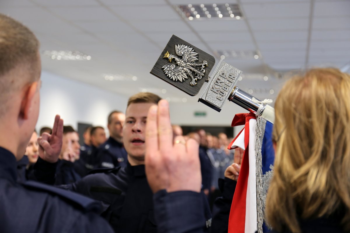 nowo przyjęci policjanci ślubują na sztandar KWP w Lublinie