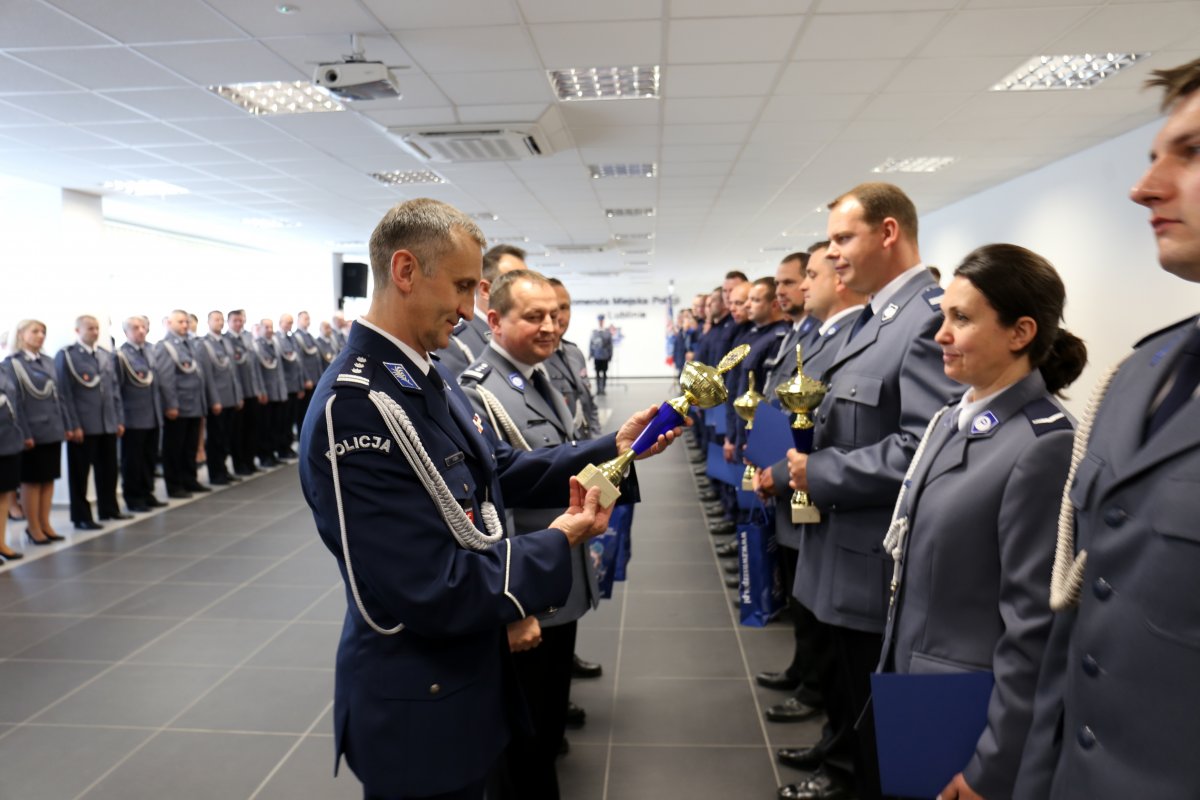 Komendant KWP w Lublinie wręcza puchar zwycięzcom konkursu ratowników medycznych