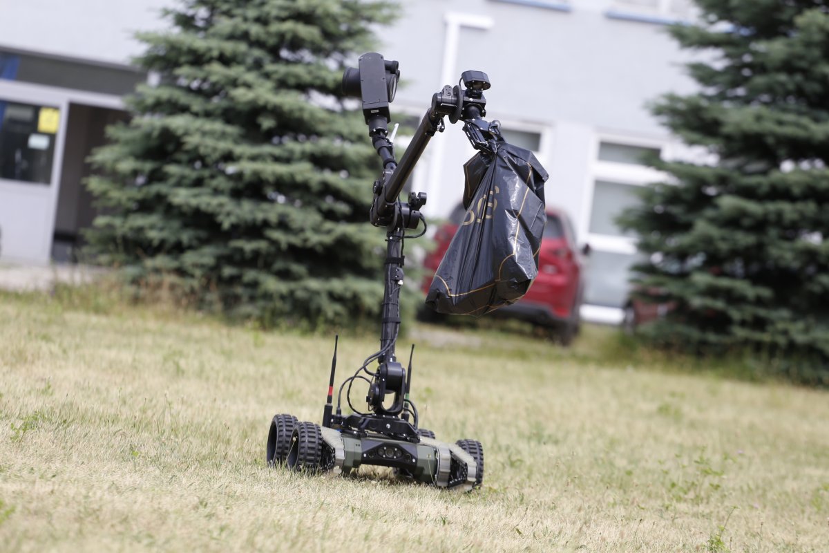 Policyjny robot wywozi ładunek wybuchowy.
