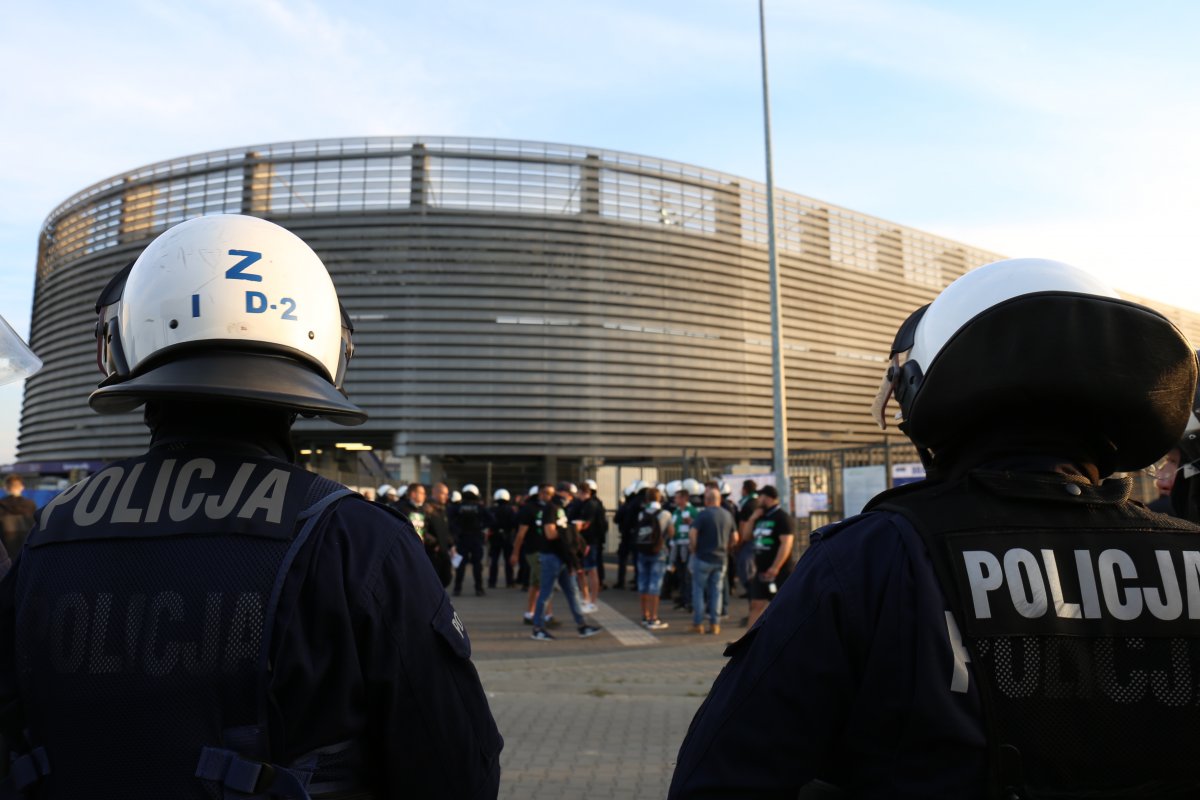 policjant stojący przed stadionem