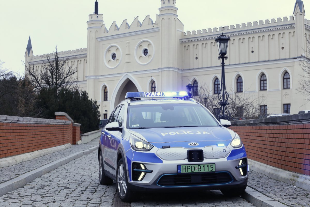 Oznakowany radiowóz policji w tle Zamek Lubelski.