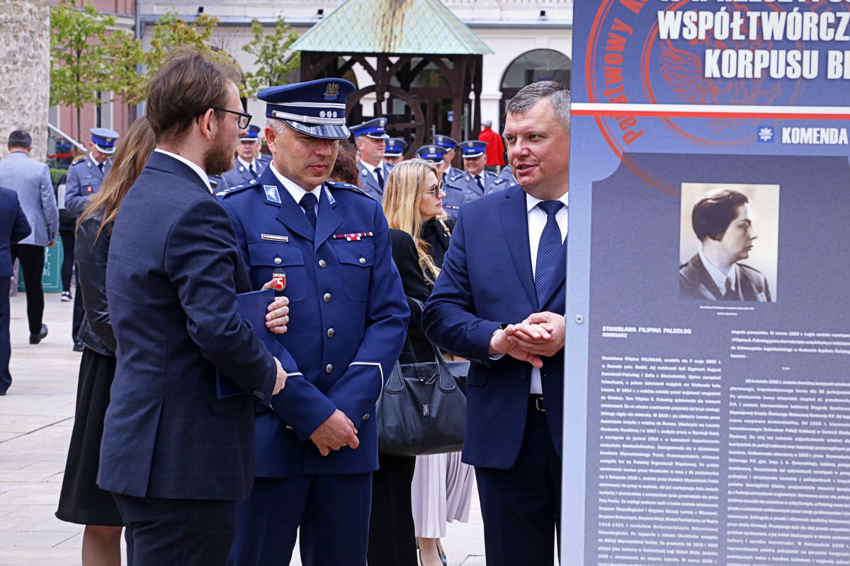 Komendant wojewódzki Policji i goście podczas oglądania wystawy