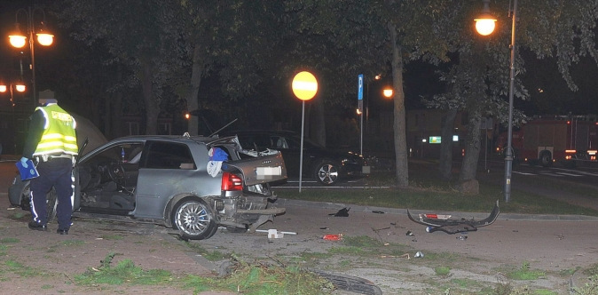 Miejsce zdarzenia drogowego w Annopolu, uszkodzony pojazd i oględziny