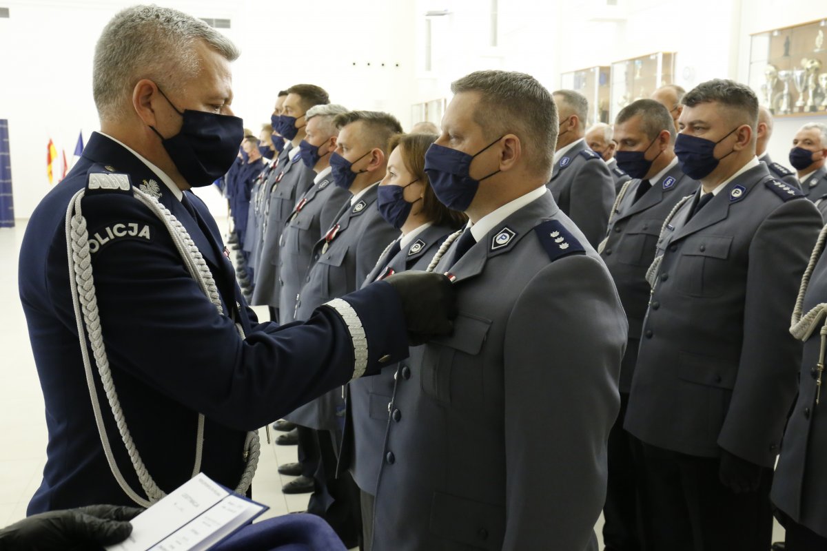 Komendant Wojewódzki Policji w Lublinie wręcza odznaczenia resortowe