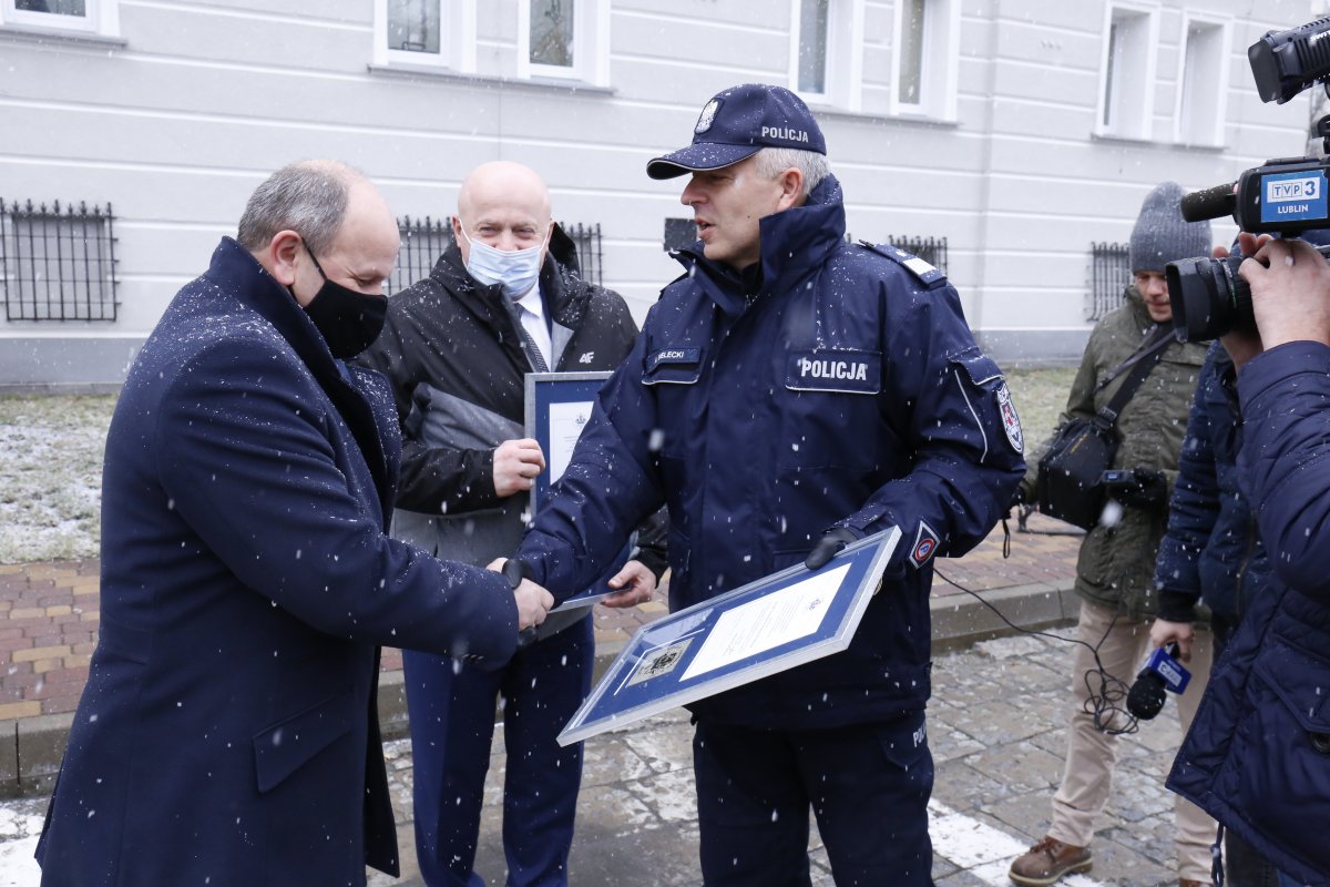 Specjalnie na dzisiejszą okazję zostały przygotowane okolicznościowe podziękowania, które  nadinspektor Artura Bielecki  Komendant Wojewódzki Policji w Lublinie wręczył na ręce zaproszonych gości.
