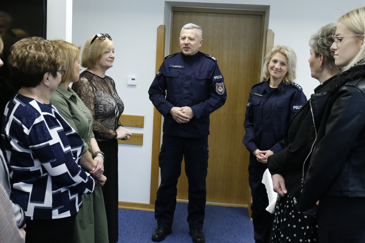 Komendant Wojewódzki Policji w Lublinie składa życzenia świąteczne wdowom i sierotom po poległych policjantach.