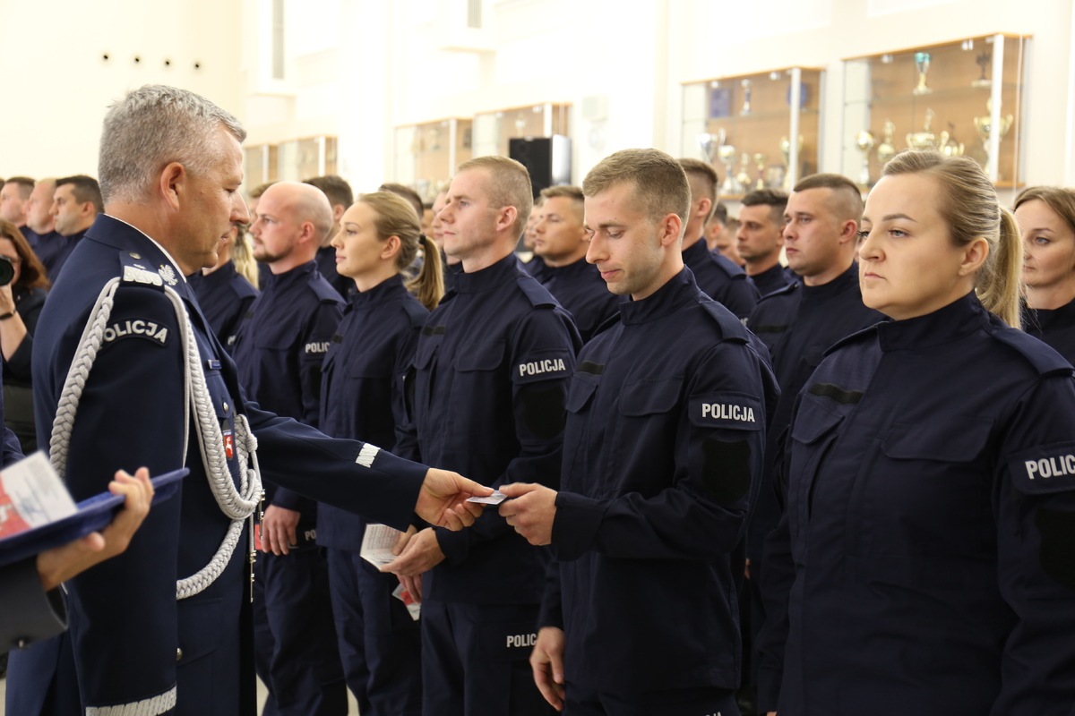 Komendant Wojewódzki Policji w Lublinie nadinsp. Artur Bielecki wręcza legitymacje policjantom.