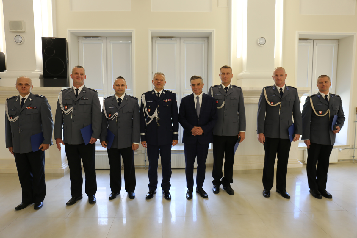 Wyróżnieni funkconariusze z Wojewodą Lubelskim i Komendantem Wojewódzkim Policji w Lublinie.
