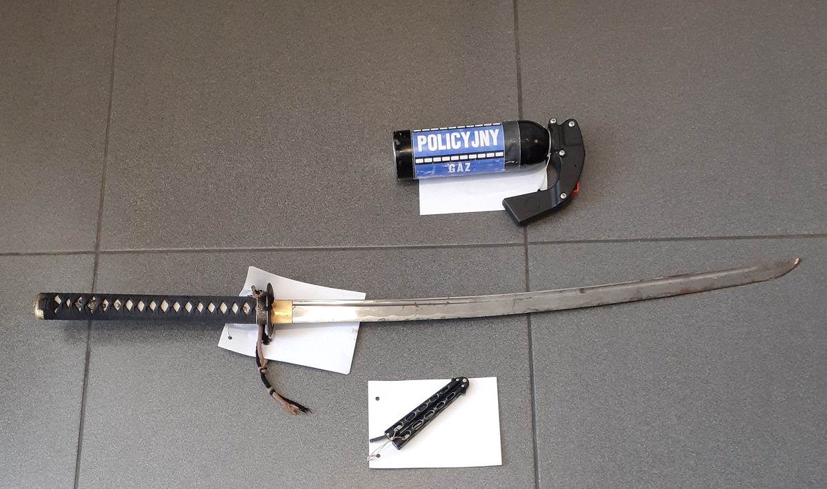 Miecz samurajski, gaz policyjny oraz nóż typu motylek.